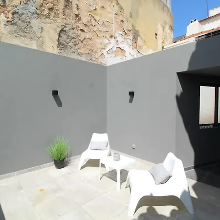 Сasa de vacaciones Lovely 1 Bedroom With Patio In *